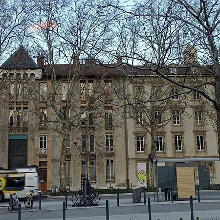 Cosy Renove -hyper Centre Grenoble, 1 Min Gare-tram Apartman